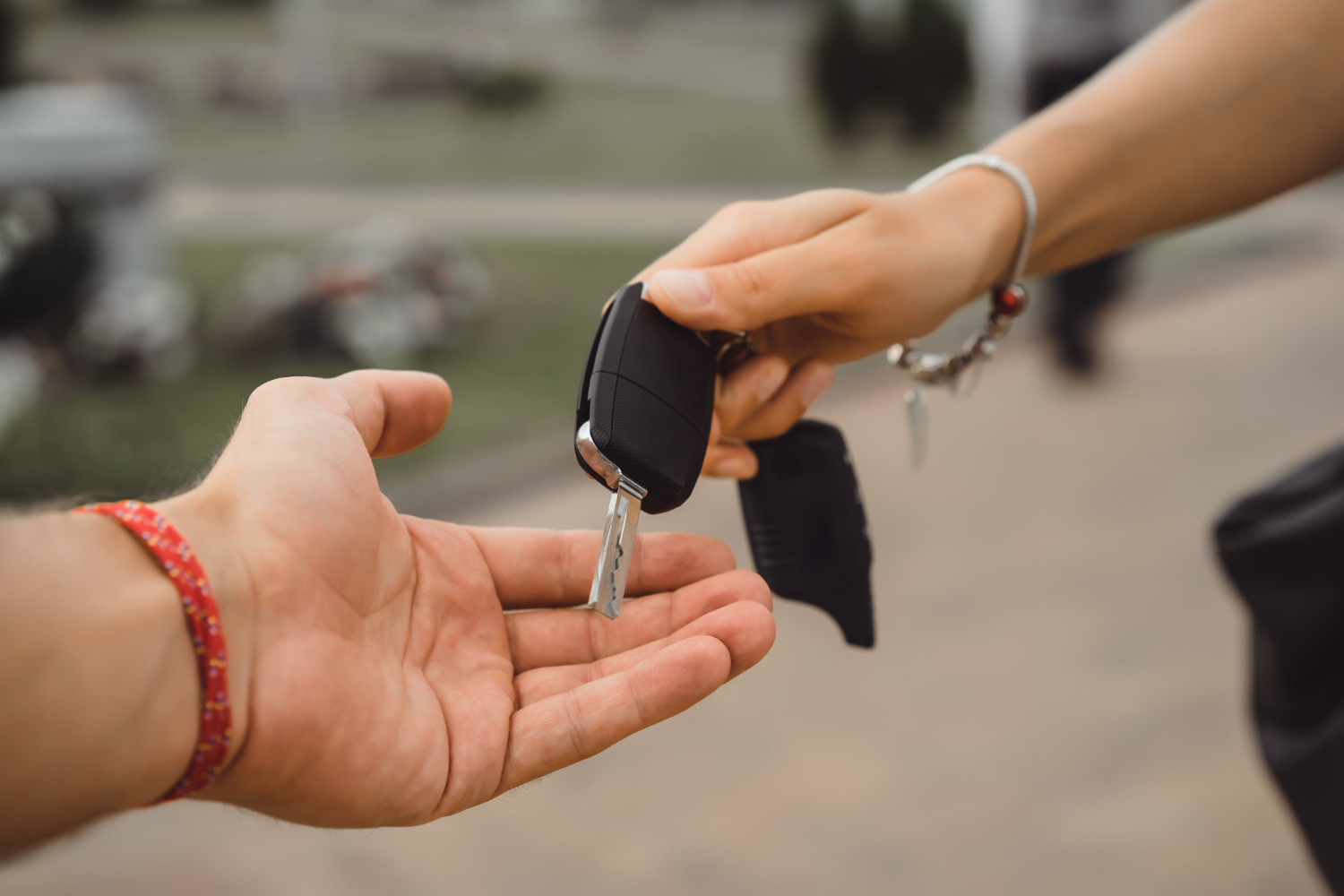 Transfert de clés d'une voiture après achat, entre deux particuliers.